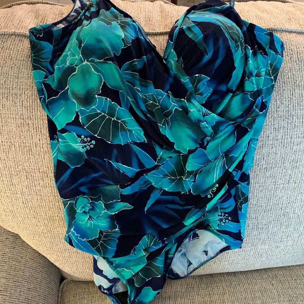 Miraclesuit woman’s onepiece bathing suit size 20